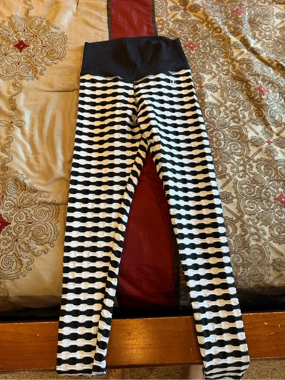 EUC Abs2b Black & White Textured Scrunch Booty High Waisted 7/8 leggings Size L - Picture 1 of 5